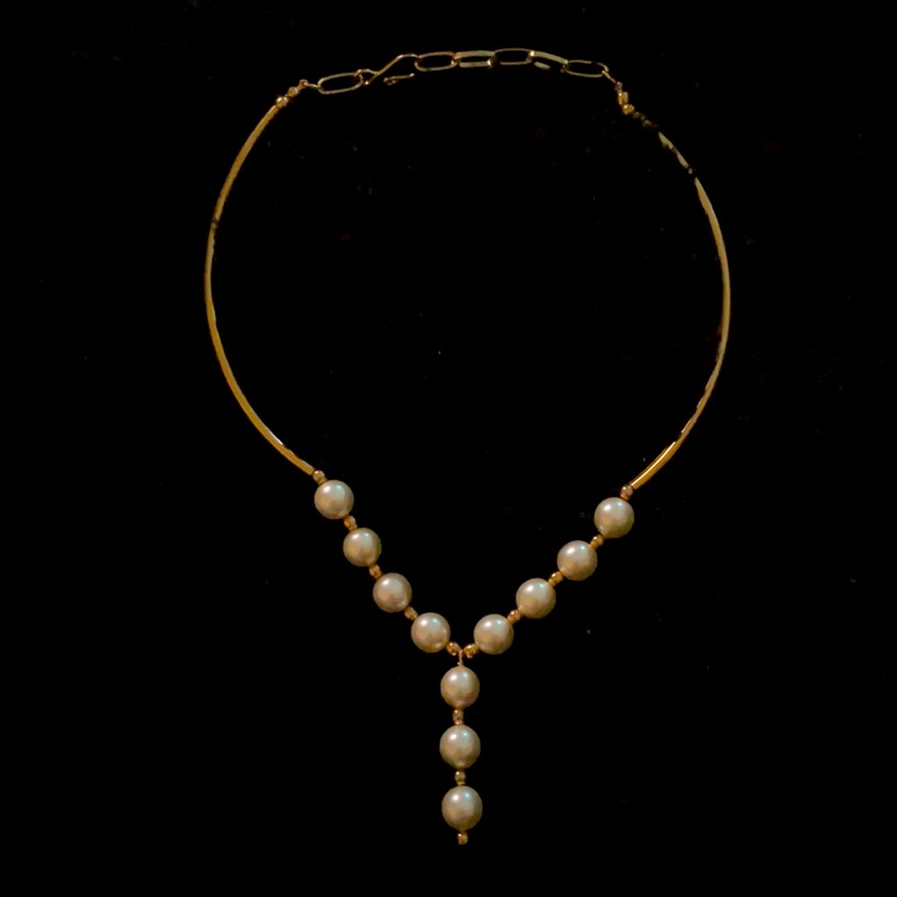 Fashion pearl and gold necklace.